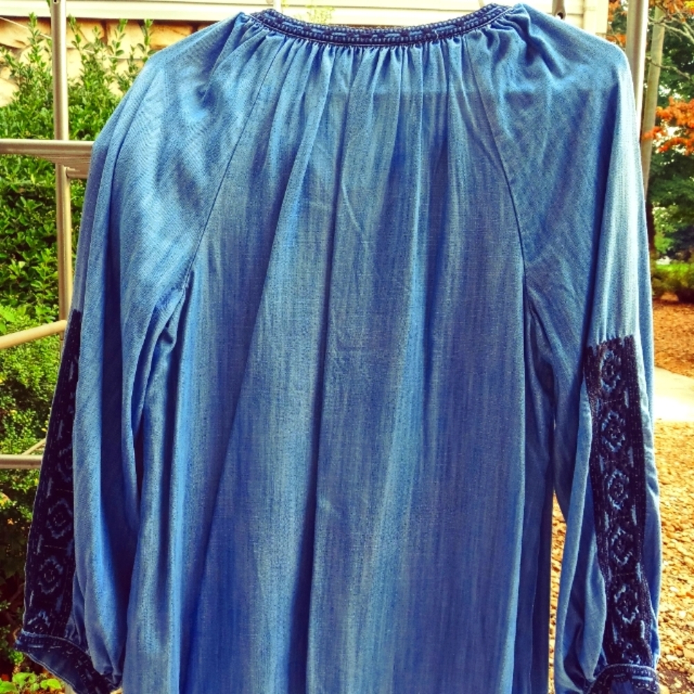 Crown and Ivy blue jean shirt sz small.